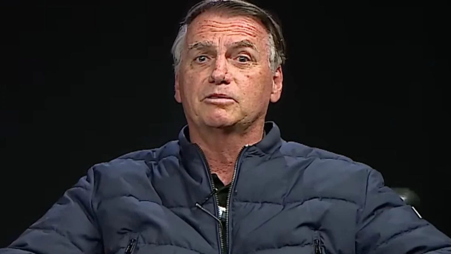 Bolsonaro é alvo de buscas da PF e passará a usar tornozeleira