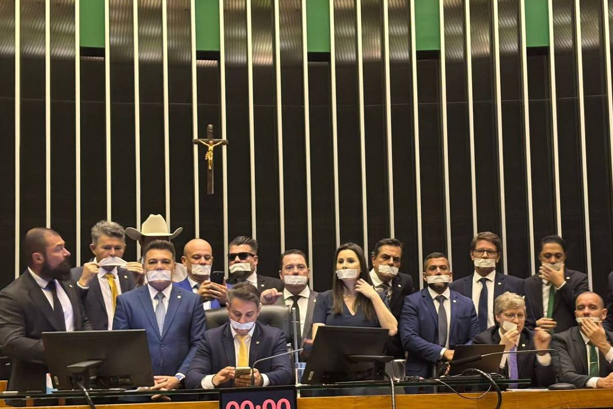Oposição consegue 41 assinaturas necessárias e vai pedir impeachment de Moraes