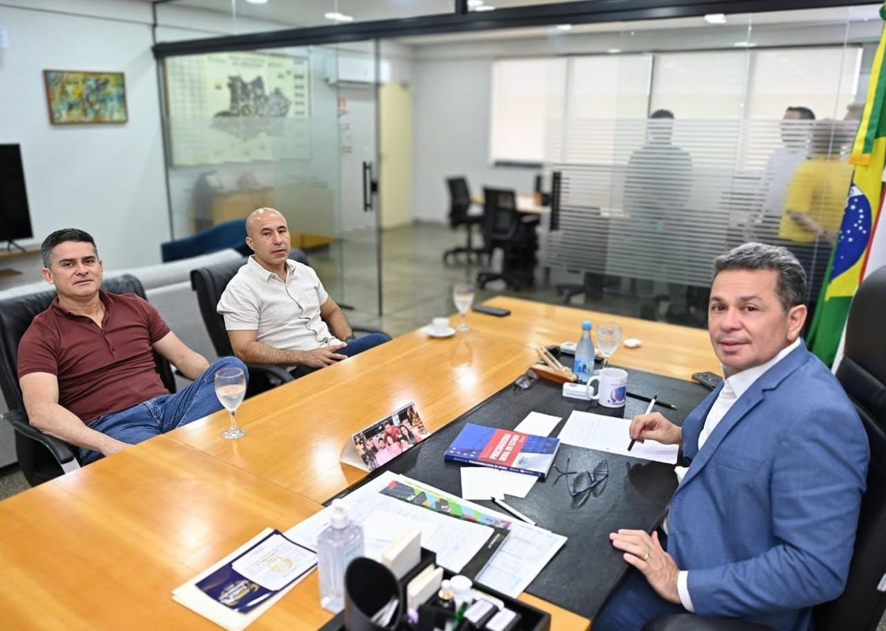 Com professores em greve, David Almeida prefere reunir com vice-governador