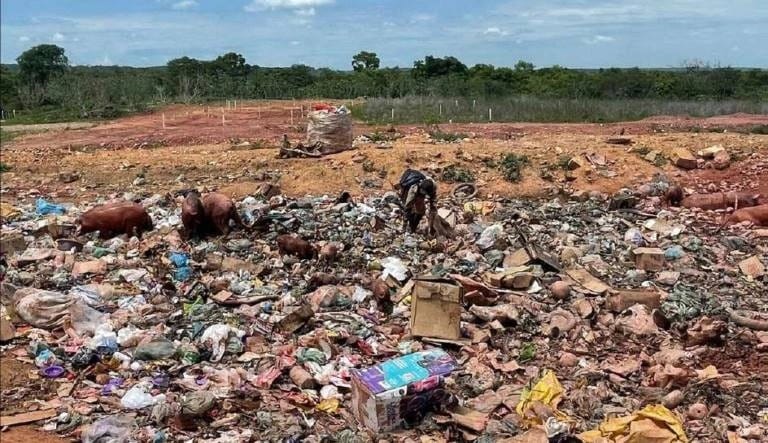 Novo deslizamento acende alerta para 'puxadinho' no lixão em Manaus