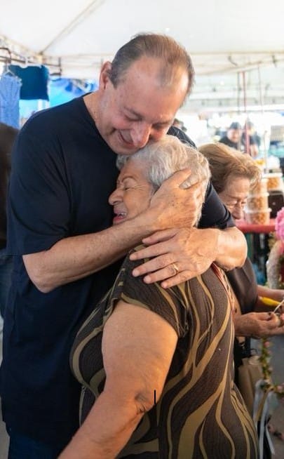 Omar Aziz visita a Feira da Aparecida, reencontra moradores e reforça compromisso com o bairro