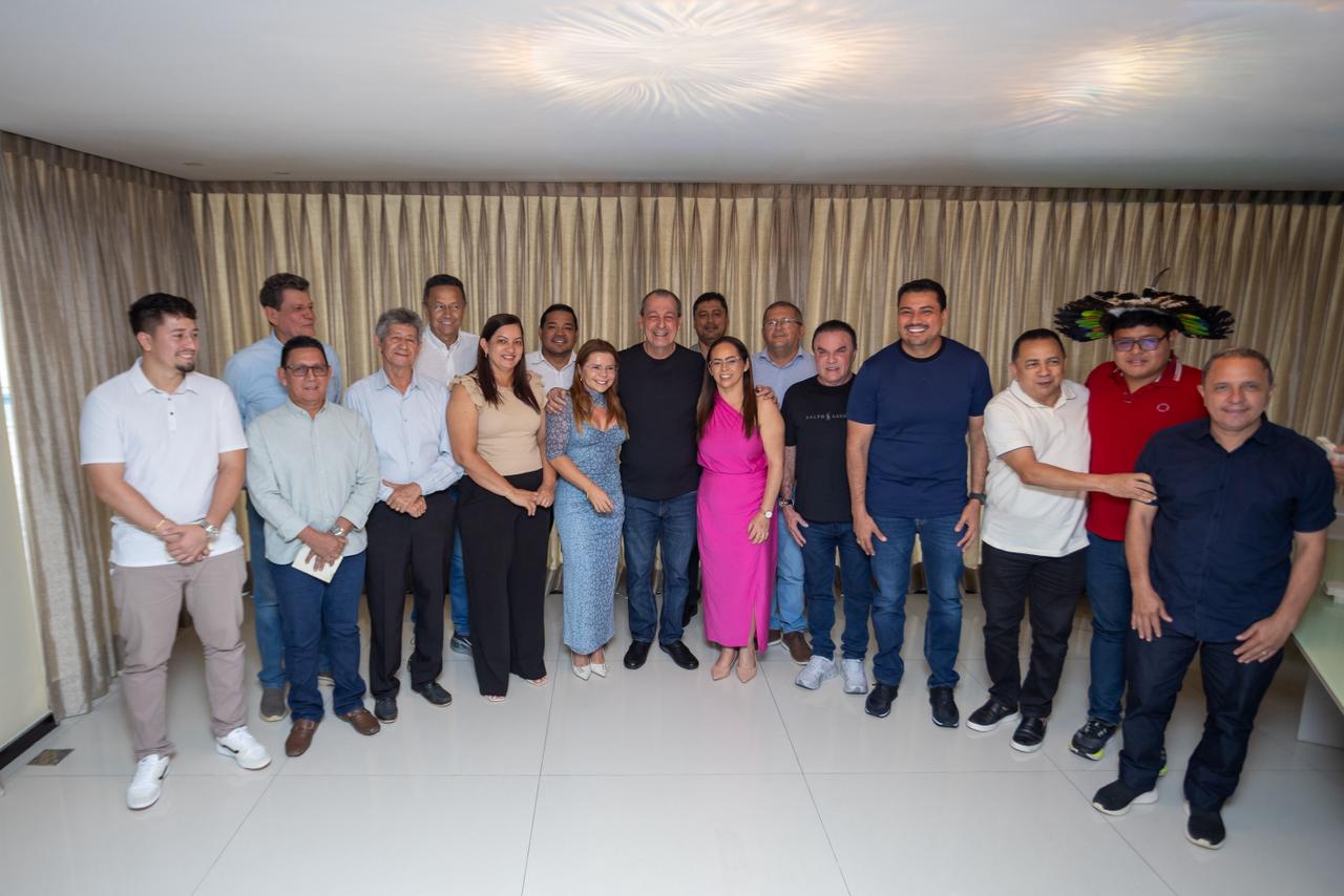 Prefeitos do interior vem a Manaus e procuram Omar para planejar 2026