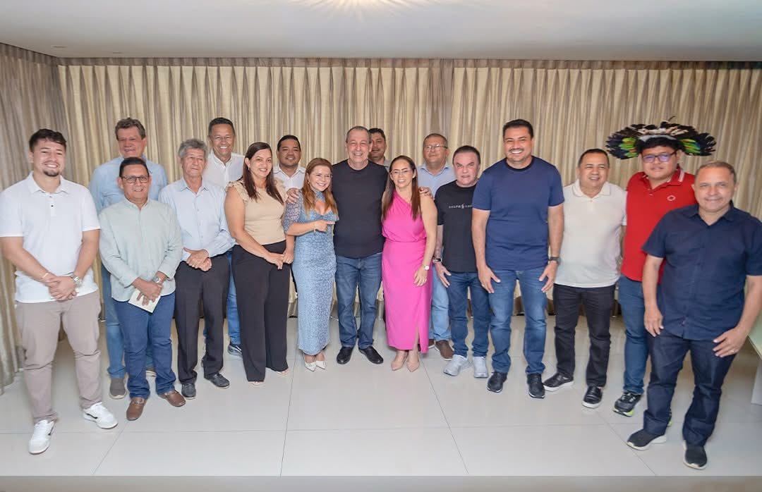 Romaria de prefeitos e deputados congestionam casa de Omar Aziz