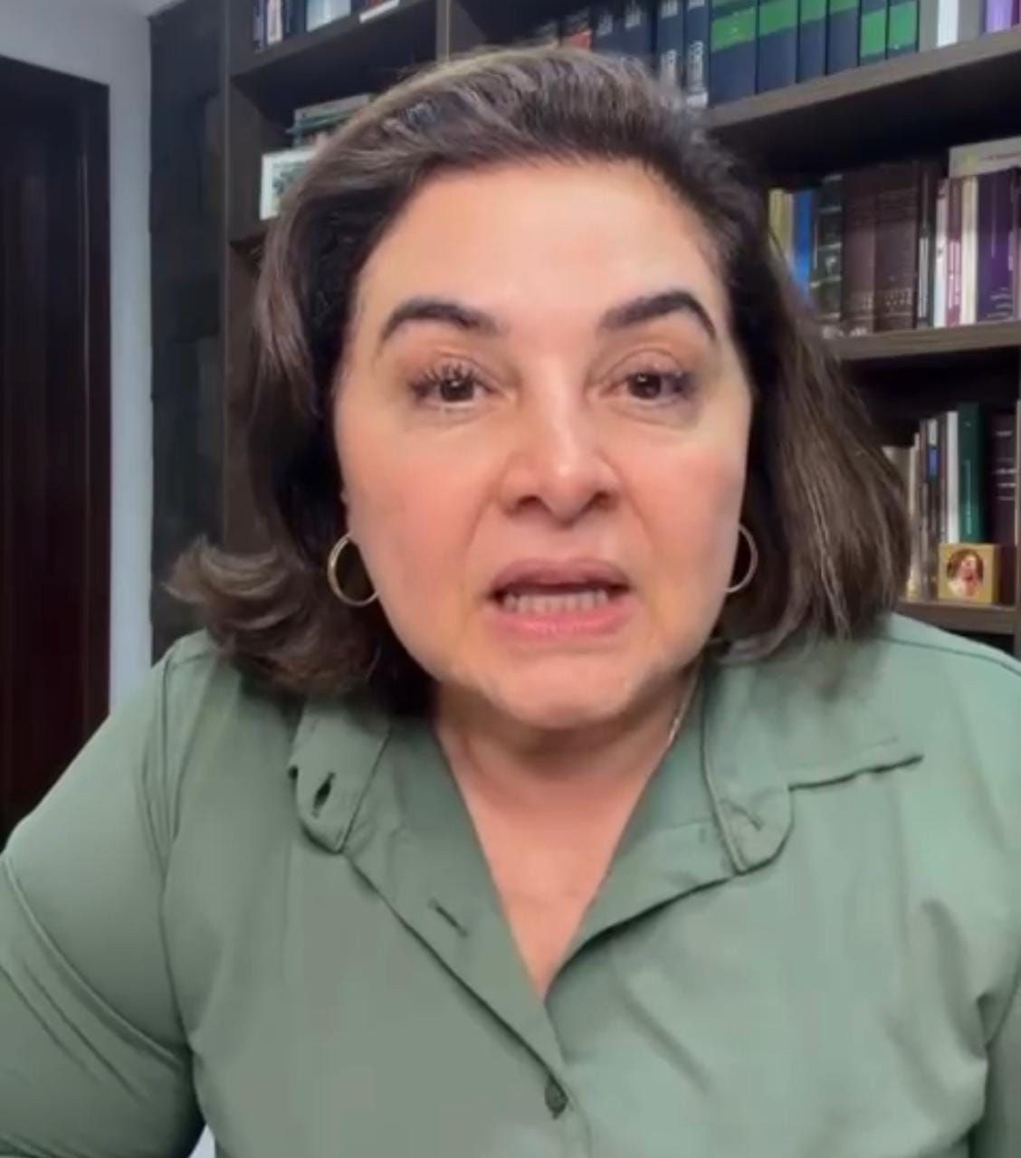 Maria do Carmo teme que descubram que ela é laranja de Wilson e Roberto