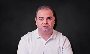 TCE-AM suspende licitação de R$ 35 milhões da Secom por suspeita de uso eleitoral sob gestão de Roberto Cidade
