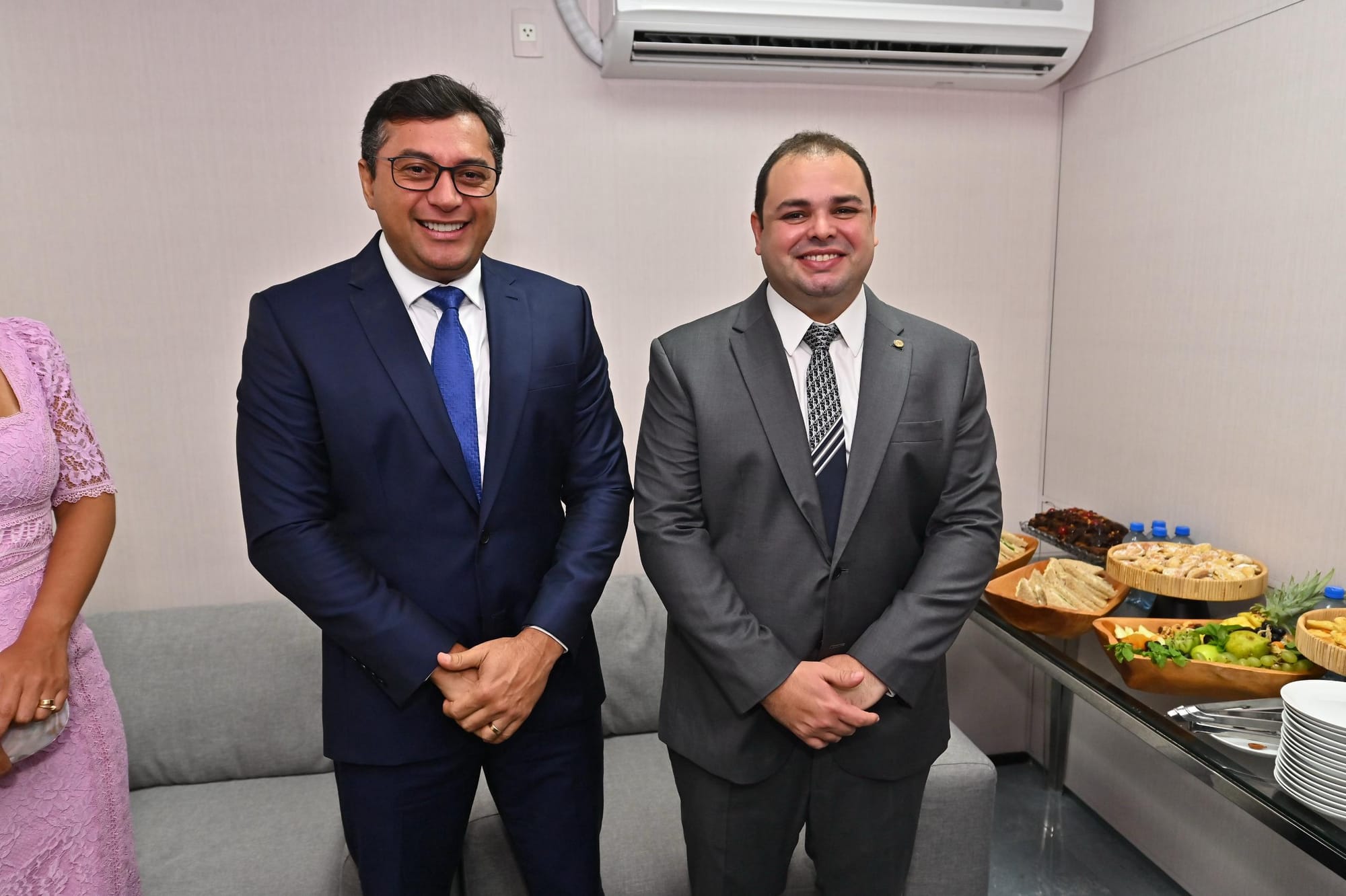 TCE-AM identifica falhas graves em contratos da Seduc de Wilson e Roberto