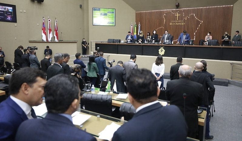 Deputados podem ser obrigados a seguir orientação do partido na eleição da ALE-AM para não ficar sem sigla para concorrer à reeleição